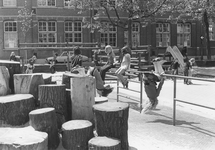 502943 Afbeelding van spelende kinderen op de speelplaats aan het Koekoeksplein te Utrecht.